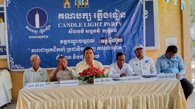 អាជ្ញាធរ​ក្រុង​ភ្នំពេញ​ ចាប់​ខ្លួន​មន្ត្រី​គណបក្ស​ភ្លើង​ទៀន​៣នាក់​