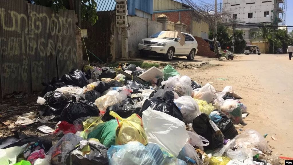 សមាគមធាងត្នោត៖ ប្រជា​សហគមន៍​ក្រីក្រ​មួយ​ចំនួន​នៅ​ភ្នំពេញ​រស់នៅ​ជាមួយ​ក្លិន​ស្អុយ​និង​សំរាម 