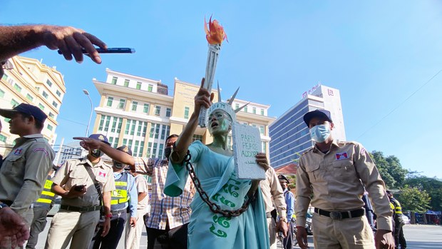 រុម​ស្ត្រី​វ័យក្មេង​សកម្ម​ការងារ​សង្គម​មិន​បំភ្លេច​កញ្ញា សេង ធារី បើ​ទោះ​បី​ជា​កញ្ញា​ត្រូវ​ជាប់​ពន្ធនាគារ​នៅ​ខេត្ត​ឆ្ងាយ