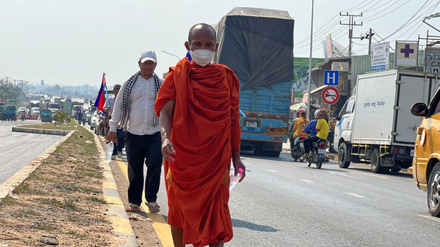  ក្រុម​អាជ្ញាធរ​បន្ត​ឃ្លាំមើល​ធម្មយាត្រា ខណៈ​ប្រជា​ពលរដ្ឋ​តាម​ដង​ផ្លូវ​ចេញ​គាំទ្រ