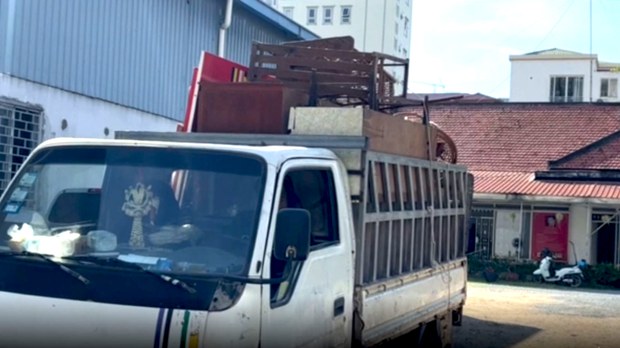 លោក គង់ គាំ និង​គ្រួសារ​រើ​ឥវ៉ាន់​ចេញ​ពី​ផ្ទះ ដែល​ស្នាក់នៅ​ជាង ៤០ឆ្នាំ​មក​ហើយ​ជា​បណ្ដើរៗ ហើយ