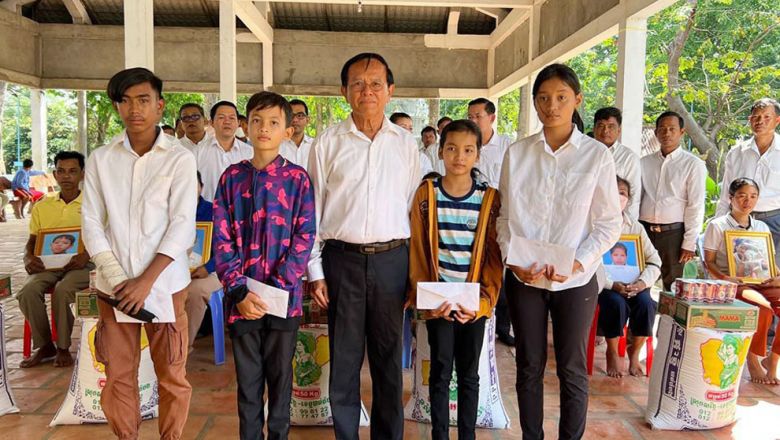 លោក ​កឹម សុខា ​ទៅ​ចូលរួម​រំលែក​ទុក្ខ​ផ្ទាល់​ដល់​ក្រុម​គ្រួសារ​សព​សិស្សសាលា​ដែល​លិច​ទូក​ស្លាប់​នៅ​ស្រុក​លើកដែក​