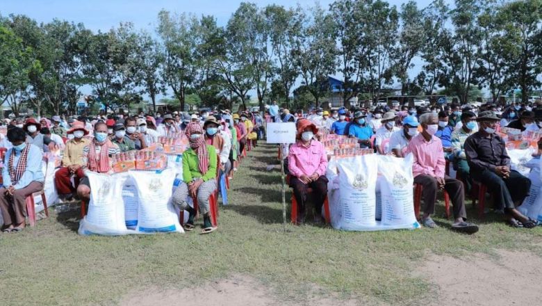 ប្រជាកសិករ​ចំនួន ៩៣៤ គ្រួសារ ក្នុង​ស្រុក​ចំនួន​២ នៅ​ខេត្ត​កណ្តាល ទទួល​បាន​ជំនួយ​ស្រូវ​ពូជ​ពី​រាជរដ្ឋាភិបាល 