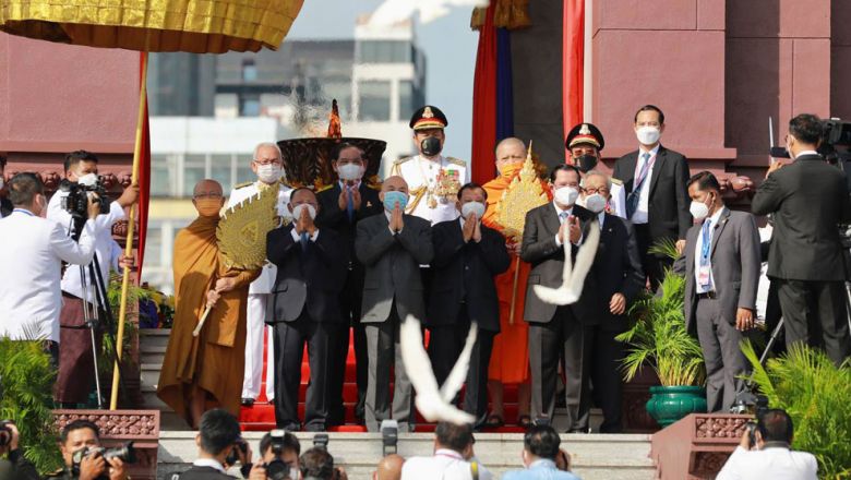 មនុស្ស​ជាង​ ១ ​ម៉ឺន​អង្គ​/​នាក់​ចូលរួម​ក្នុង​ពិធីបុណ្យ​ឯករាជ្យ​ជាតិ​ទី​៦៩ ដែល​កម្ពុជា​ទទួល​បាន​ពី​បារាំង