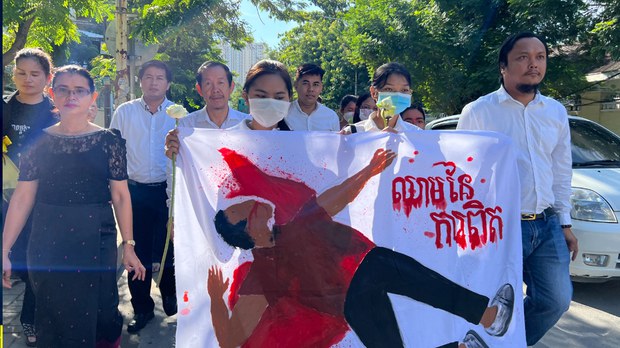 អ្នក​គោរព​ស្រឡាញ់​បណ្ឌិត កែម ឡី ជួបជុំ​ដាក់​កម្រង​ផ្កា​នៅ​កន្លែង​ឃាតកម្ម​កាល​ពី​៧​ឆ្នាំ​មុន