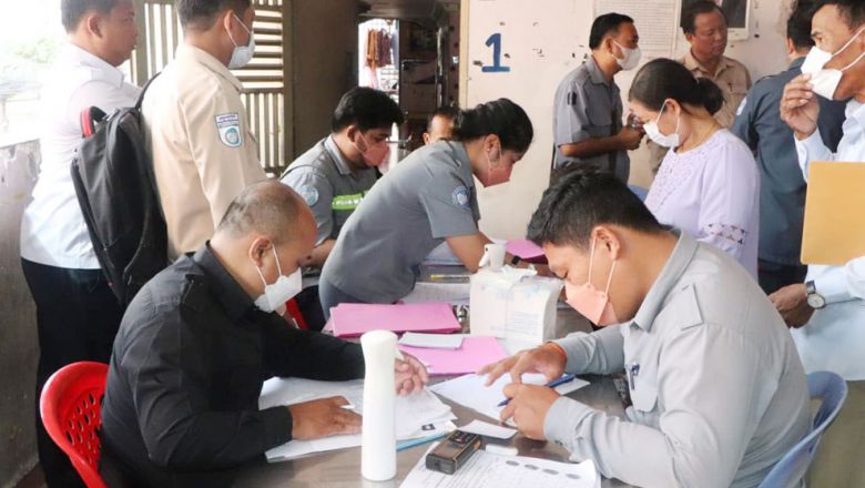 ប្រមុខ​រដ្ឋាភិបាល​សម្រេច​ផ្តល់​ប័ណ្ណកម្មសិទ្ធិ​ជូន​ពលរដ្ឋ​ប្រមាណ ១ ២០០ គ្រួសារ​នៅ​បុរីកីឡា​ទាំង ៨ អគារ​