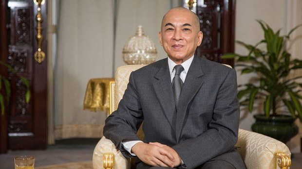 អង្គ​ព្រះមហាក្សត្រ សម្ដេច នរោត្តម សីហមុនី ក្លាយ​ជា​ផ្ទាំង​ស៊ីប​នៃ​ការរិះគន់​មិនចេះចប់​​ពី​ក្រុម​អ្នក​នយោបាយ​ខ្មែរ