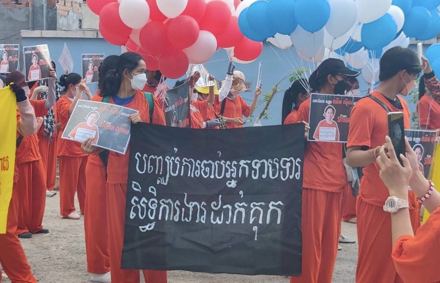 កូ​ដករ​​ណាហ្គាវើលដ៍​ប្រមាណ​​១០០​នាក់បង្ហាញ​សារ​នៅ​មុខ​​ពន្ធនាគារ​ព្រៃ​ស​ស្នើ​ឱ្យ​ដោះ​លែង​កញ្ញា​ ​ឈឹម​ ​ស៊ីថរ​​