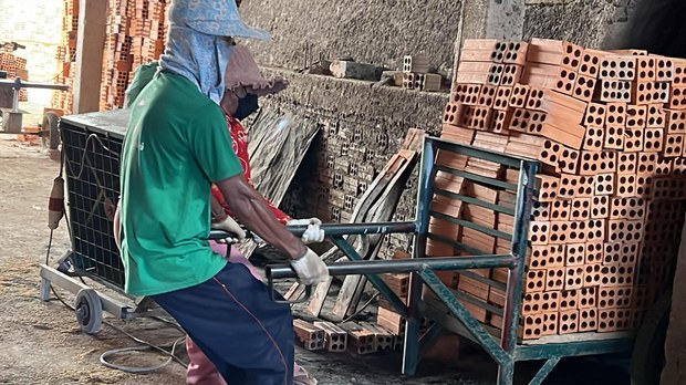  កម្មករ​ឡឥដ្ឋ នៅ​ខេត្ត​កណ្ដាល​ត្អូញត្អែរ​ពី​ការ​ធ្វើការ​បាន​ប្រាក់​ចំណូល​តិច​មិន​គ្រប់​ដោះស្រាយ​ជីវភាព