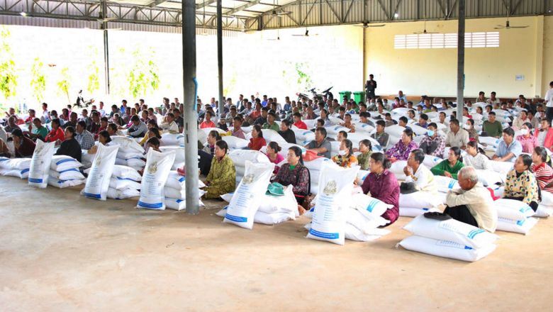 ប្រតិបត្តិករ​ហិរញ្ញវត្ថុ​ ឯកភាព​ជួយ​កសិករ ​ដែល​រង​ផលប៉ះពាល់​ដោយ​គ្រោះ​ទឹកជំនន់ 