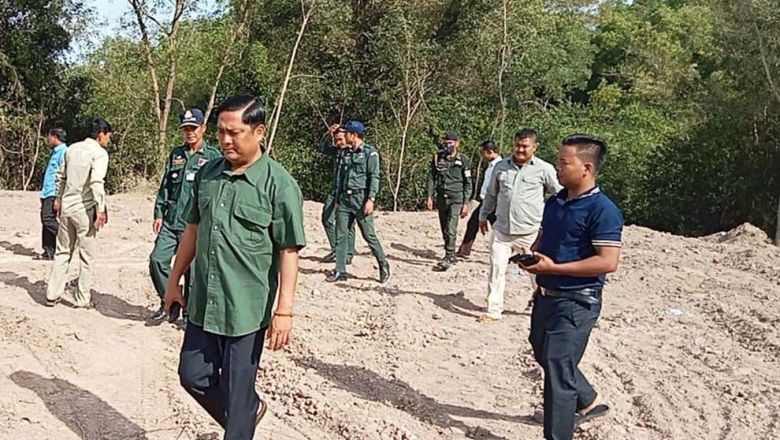 អាជ្ញាធរ​ស្រុក​រំដួល ​ចុះ​ផ្អាក​គ្រឿងចក្រកាយ​ដី​លុប​ព្រែ​កនៅ​ភូមិ​ត្រពាំង​ដំរី​ 