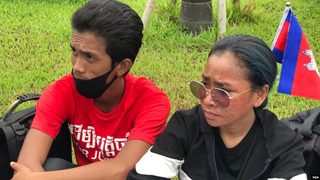 សកម្មជន​ភៀស​ខ្លួន​ចេញ​ពី​ប្រទេស​គ្រោង​ធ្វើ​កូដកម្ម​បង្អត់​អាហារ​ជំទាស់​នឹង​ការរឹត​ត្បិត​សិទ្ធិ​ស្ត្រី 