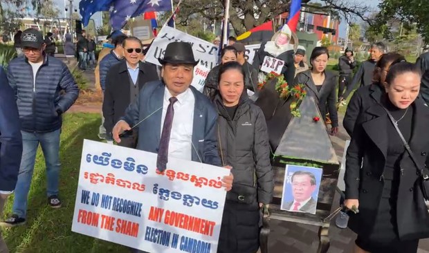 ពលរដ្ឋ​ខ្មែរ​នៅ​អូស្ត្រាលី​តវ៉ា​ប្រឆាំង​នឹង​ការ​បោះឆ្នោត​នៅ​កម្ពុជា និង​ទាមទារ​ដោះលែង​អ្នក​ទោស​មនសិការ