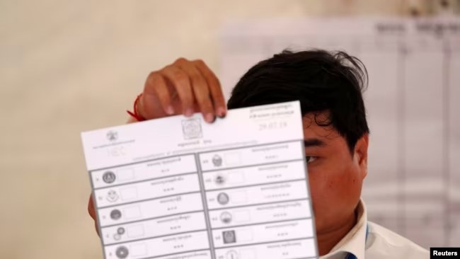 មន្ត្រី​ គ.ជ.ប ​ថា ​ការ​បិទ​ទ្វារ​ការិយាល័យ​ដើម្បី​រាប់​សន្លឹក​ឆ្នោត ជា​«ឆន្ទានុ​សិទ្ធិ»​របស់​ប្រធាន​មណ្ឌល 