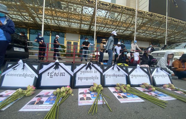 ក្រុម​កូដករ​ណាហ្គាវើលដ៍​៣​នាក់​ដាក់ពាក្យ​ពន្យារ​ចូល​បំភ្លឺ​នៅ​តុលាការ​រាជធានី​ភ្នំពេញ