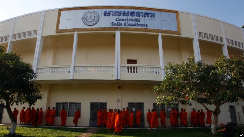 ទីតាំង​សាលាក្តី​ខ្មែរ​ក្រហម​ត្រូវ​ផ្ទេរ​មក​ឱ្យ​កង​ទ័ព​វិញ ​ខណៈ​លោក​ខៀវ សំផន ​រង់ចាំ​ការ​បញ្ជូន​ទៅ​ពន្ធនាគារ​ខេត្ត​កណ្តាល