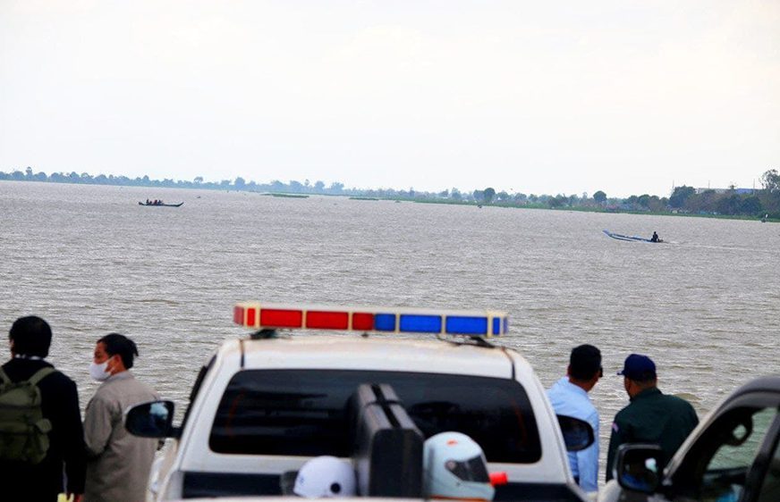 តុលាការ​កាត់ទោស​មន្ត្រី​នគរបាល​ម្នាក់​ដាក់​ពន្ធនាគារ​៣ឆ្នាំកន្លះ ករណី​កាន់កាប់​ព្រៃលិចទឹក​នៅ​ខេត្តកំពង់ឆ្នាំង