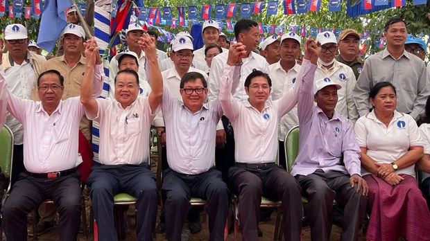  សកម្មជន​​បក្ស​ភ្លើងទៀន​​បន្ត​ធ្វើ​​យុទ្ធនាការ​​កៀងគរ​​ពលករ​​ខ្មែរ​​នៅ​ប្រទេស​ថៃ​ឱ្យ​គាំទ្រ​គណបក្ស​ខ្លួន