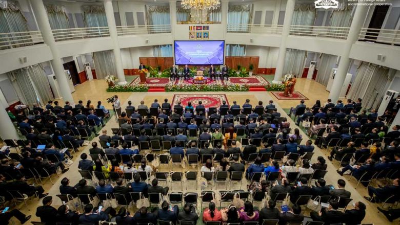  ក្រសួងការបរទេស​កំ​ពុង​បើក​កិច្ចពិភាក្សា​ពី​ផលប៉ះពាល់​នៃ​ការប្រែប្រួល​ភូមិសាស្ត្រ​នយោបាយ ដើម្បី​ការពារ​ឱ្យបាន​នូវ​ប្រយោជន៍​ស្នូល​របស់​កម្ពុជា​  រី សុចាន់ | Publication date 02 March 2023 | 09:50 ICT 