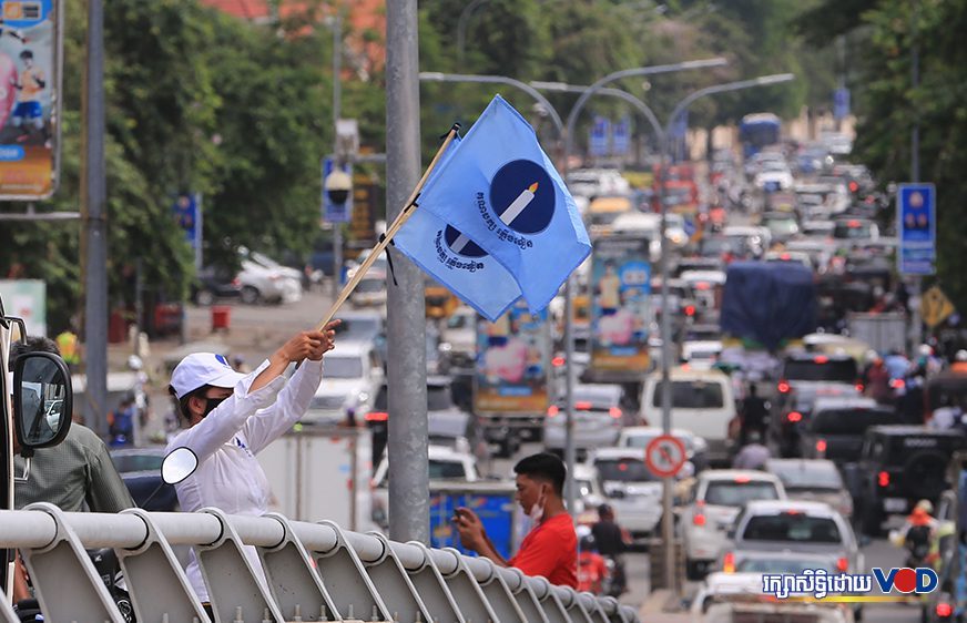 អ្នកឃ្លាំមើលថាបក្សភ្លើងទៀនអាចបាត់ការគាំទ្រ បើមិនហ៊ានរិះគន់ចំណុចខ្វះខាតបក្សកាន់អំណាច