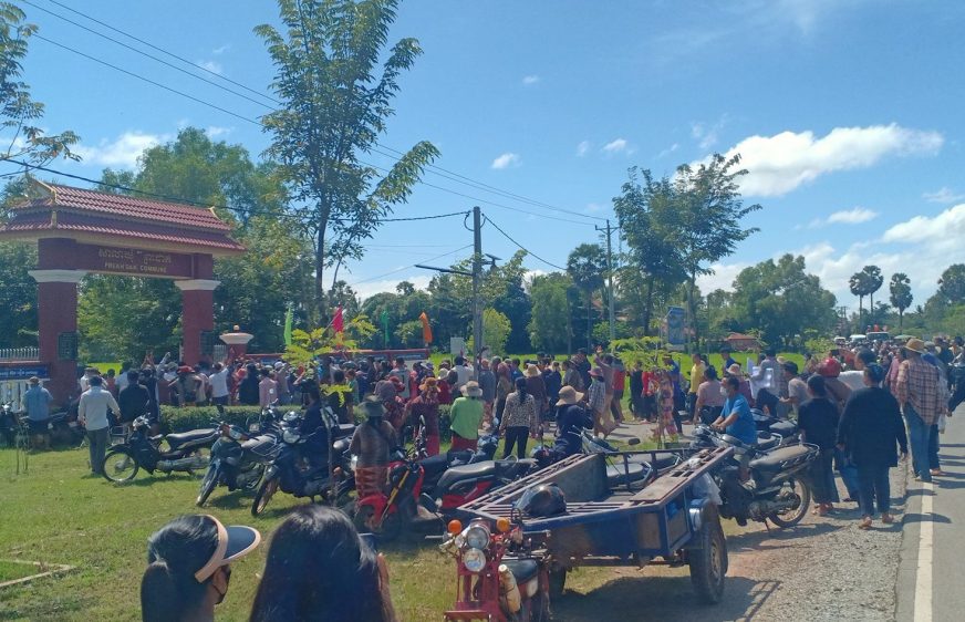 ពលរដ្ឋ​​ប្រមាណ ៣ពាន់​​នាក់​​​នៅ​​ខេត្ត​សៀមរាប​ តវ៉ា​មុខ​សាលា​ឃុំ​មួយ ​ក្រោយ​ឮថា ​អាជ្ញាធរ​ឱ្យ​ចាកចេញ​ពី​​លំនៅ​ឋាន