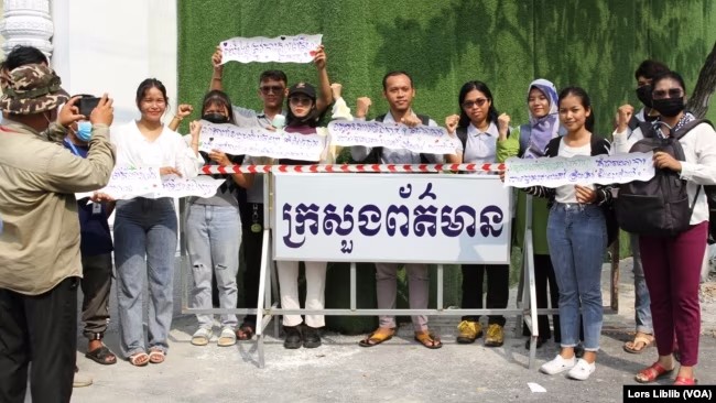 យុវជន​មួយ​ក្រុម​ស្នើ​​​ក្រសួង​ព័ត៌មាន​អនុញ្ញាត​ឱ្យ​ស្ថាប័ន​វីអូឌី​ដំណើរការ​ឡើង​វិញ 