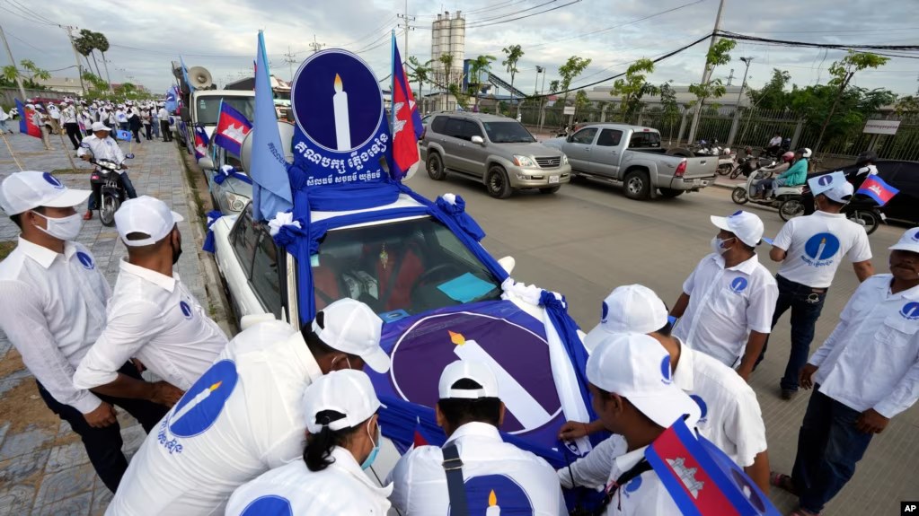 សមាជិក​គណបក្ស​ប្រឆាំង​មួយ​ចំនួន​ផ្តាច់​ខ្លួន​ទៅ​កាន់​គណបក្ស​កាន់​អំណាច​មុន​ការ​បោះឆ្នោត 