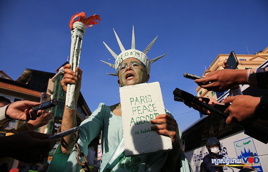 សមត្ថកិច្ច​រារាំង​ក្រុមខ្មែរថាវរៈ​មិន​ឱ្យ​ទៅ​បង្ហោះ​ប៉ោងប៉ោង​នៅ​មុខ​ពន្ធនាគារ​ដែល​ឃុំខ្លួន​កញ្ញា សេង ធារី