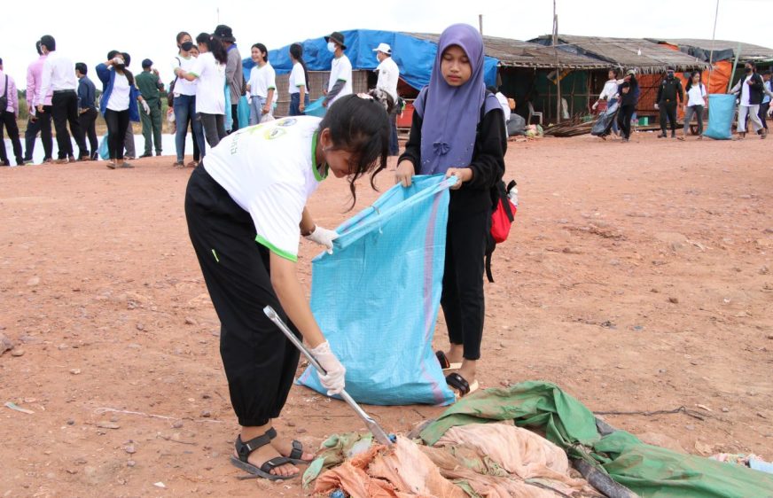 អាជ្ញាធរ​សង្កាត់​ចុង​ឃ្នៀស​កំពុង​​កៀរគរ​​យុវជន​ឱ្យ​ចូល​​រួម​​សម្អាត​​សំរាម​​ប្លា​ស្ទិក