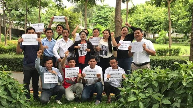  ជនភៀសខ្លួន​ខ្មែរ​ម្នាក់​សុខចិត្ត​រស់​បែកក្រុម​គ្រួសារ​ធ្វើ​នយោបាយ​ជាមួយ​បក្ស​ប្រឆាំង​ទាមទារ​ឱ្យ​មាន​ប្រជាធិបតេយ្យ​នៅ​កម្ពុជា