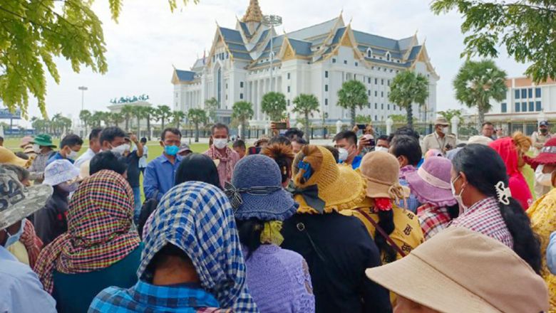 ប្រជា​សហគមន៍​មាន​ជម្លោះ​ដីធ្លីដ៏​រ៉ាំរ៉ៃ​ ជាមួយ​ក្រុម​ហ៊ុន​ចម្ការ​អំពៅ ​ក្នុង​ខេត្តកំពង់​ស្ពឺ មកស្នើសុំឱ្យ​ក្រសួង​ដែនដី​ពន្លឿន​ការ​ដោះ​ស្រាយ