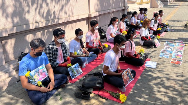  ក្រុម​យុវជន​ខ្មែរ​ស្រឡាញ់​យុត្តិធម៌​សមាធិ​នៅ​ខាង​មុខ​ស្ថានទូត​ថៃ​ទាមទារ​ឱ្យ​ដោះ​លែង​សកម្មជន​ថៃ​កំពុង​ជាប់​ឃុំ​នៅ​ប្រទេស​ថៃ