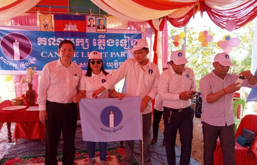 បទ​យក​ការណ៍​៖ ​សកម្មជន​បក្ស​ភ្លើង​ទៀន​ជា​ស្រ្តី​ម្នាក់​ភៀស​ខ្លួន​ទៅ​ក្រៅ​ប្រទេស​ ក្រោយ​រង​ការ​គំរាម​សម្លាប់​