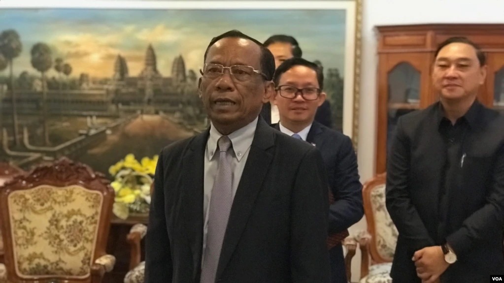 រដ្ឋ​មន្ត្រី​ក្រសួង​សង្គម​កិច្ចថា​ គ្មាន​រឿង​នយោបាយ​ពាក់ព័ន្ធ​នឹង​ការ​ដក​បណ្ណ​ក្រីក្រ​ទេ 