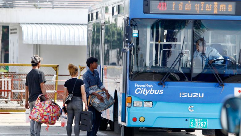 លោក ហ៊ុន សែន បញ្ជា​ឱ្យ​រដ្ឋបាល​រាជធានី​ភ្នំពេញ បញ្ចេញ​រថយន្តក្រុង​ប្រមាណ​ពី​ ៣០០ ទៅ​ ៣៥០ គ្រឿង ​ដើម្បី​ដឹក​កម្មករ​កម្មការិនី​ធ្វើដំណើរ​ទៅ​បោះឆ្នោត​នា​ស្រុកកំណើត​