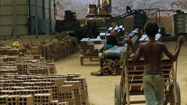 អតីត​កម្មករ​ឡឥដ្ឋ​ប្ដី​ប្រពន្ធ​២​នាក់​មក​រស់នៅ​វាលស្រែ ខេត្ត​បាត់ដំបង បន្ទាប់​ពី​ធ្លាក់ខ្លួន​ពិការ